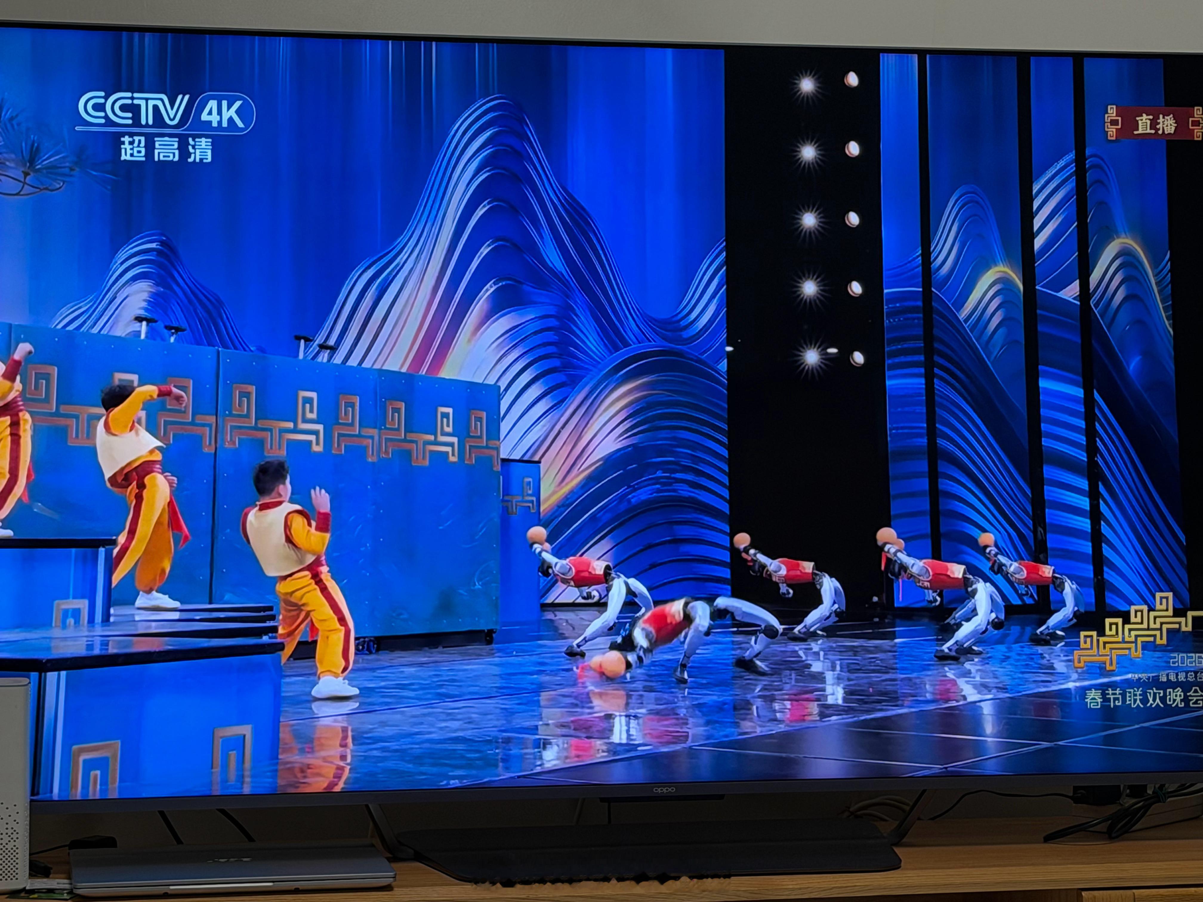 春晚我就是很好奇，这么多机器人一起表演，怎么做到不出bug不摔倒的。是技术真的这