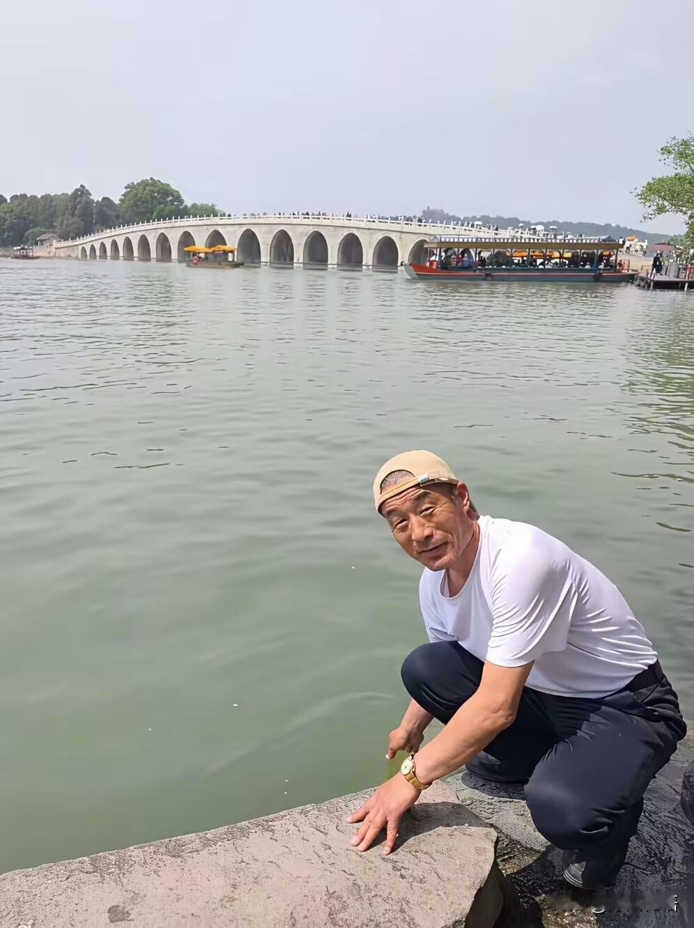 老人捡垃圾卖废品丢人吗？？没有什么丢人的！人最大的底气就是金钱，没有金钱谁也瞧不