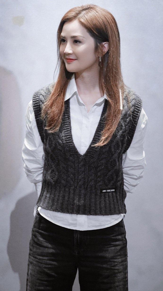 最近蔡卓妍参加谢票会，她这次穿了一身灰色的衣服，看起来很有高级感。

蔡卓妍里面