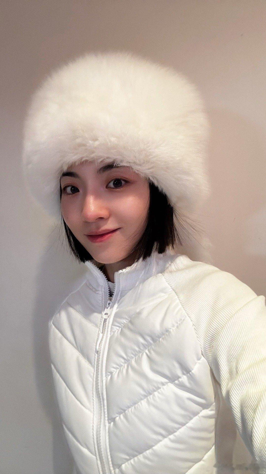 海拉尔太冷了紧急回家拿装备我妈非让我戴着个帽子可我觉得太夸张了哈哈要戴嘛？？戴的