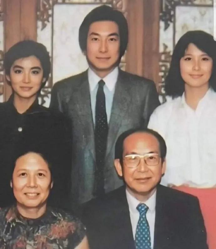 林青霞与父母，兄妹的全家福。这一家的基因也太好了吧！虽然林青霞长得最漂亮，但是把