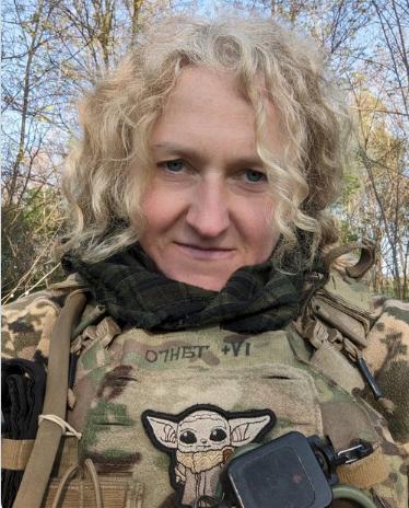 图文：从交谊舞教练转型乌军女狙击手：我不喜欢杀戮，清除俄军就是清除甲虫

这是4