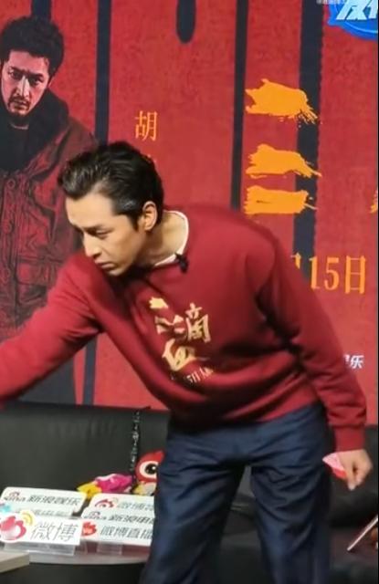 谁懂啊！文淇胡歌扫楼玩玩具，胡歌解锁“老年哥”新皮肤，玩得那叫一个开心，文淇“小