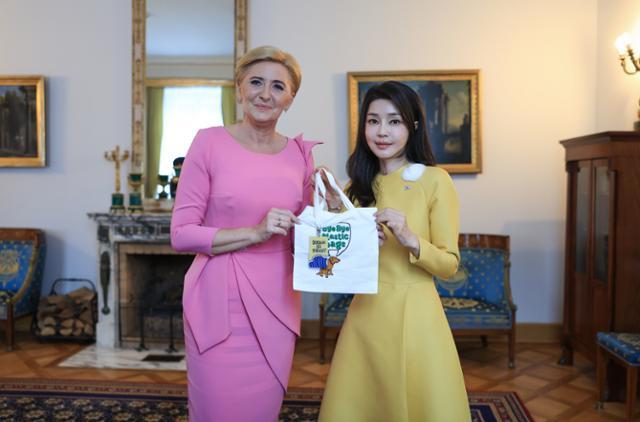【韩国总统尹锡悦妻子金建熙在立陶宛访问奢侈品商店遭批】

立陶宛当地媒体捕捉到了