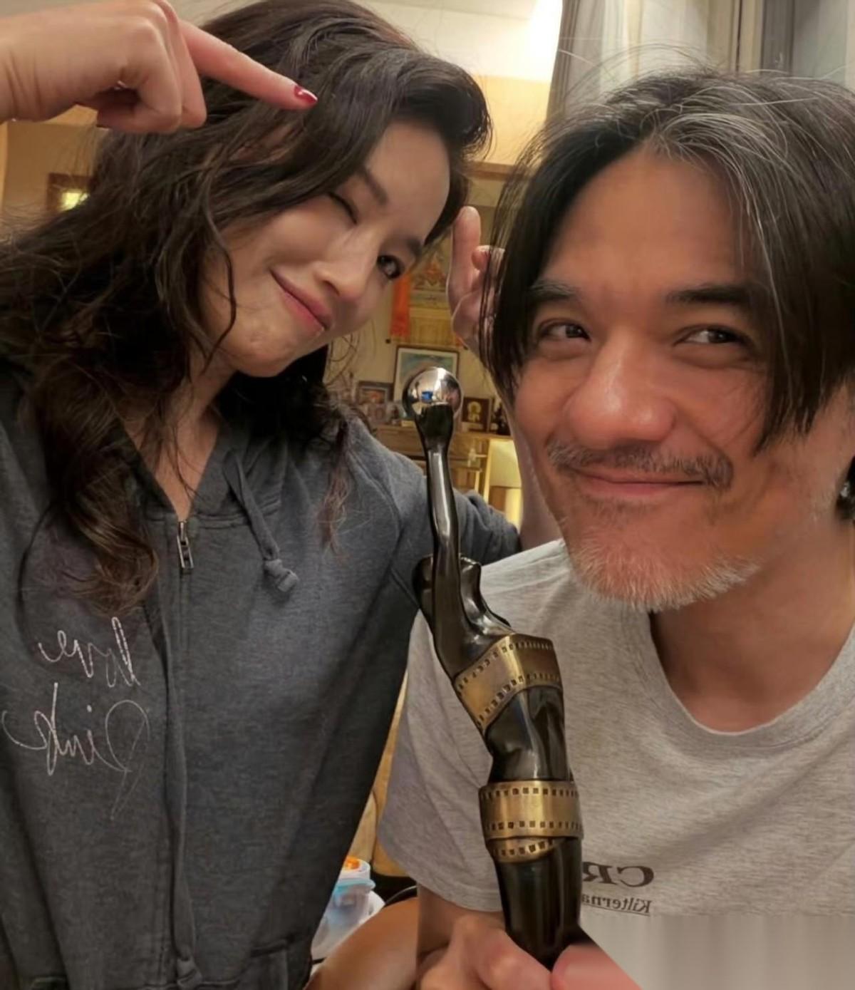 冯德伦，难掩骄傲！
4月20号，舒淇晒了张获得金像奖新晋导演后，回家和老公冯德伦