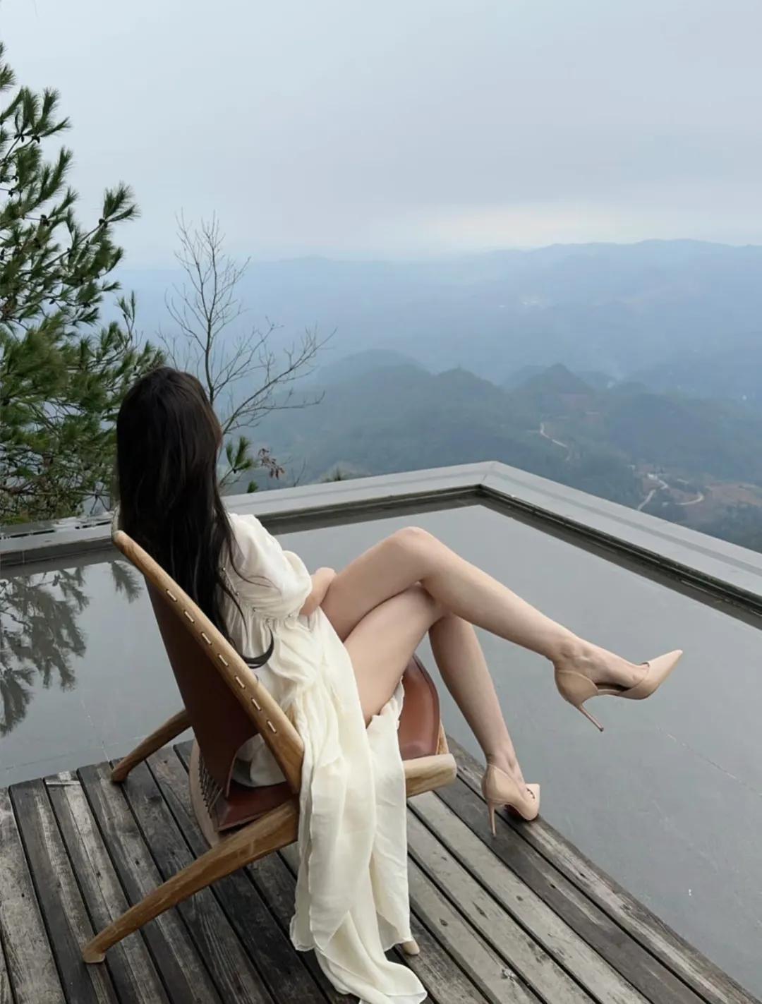 登高望远，云中仙境美景 高雅气质美女 登山顶看美景 绝美山顶风景