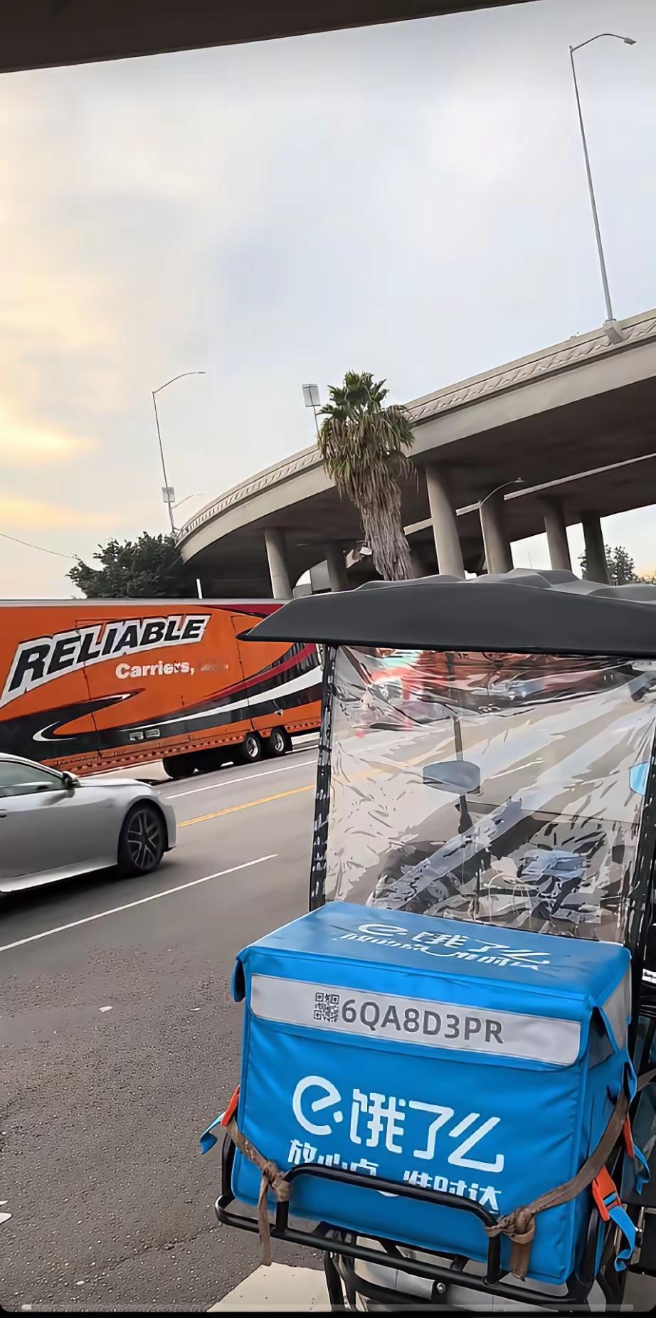 12月2日，美国洛杉矶街头出现了一位中国外卖小哥。据其受访时透露，自己每月能挣7