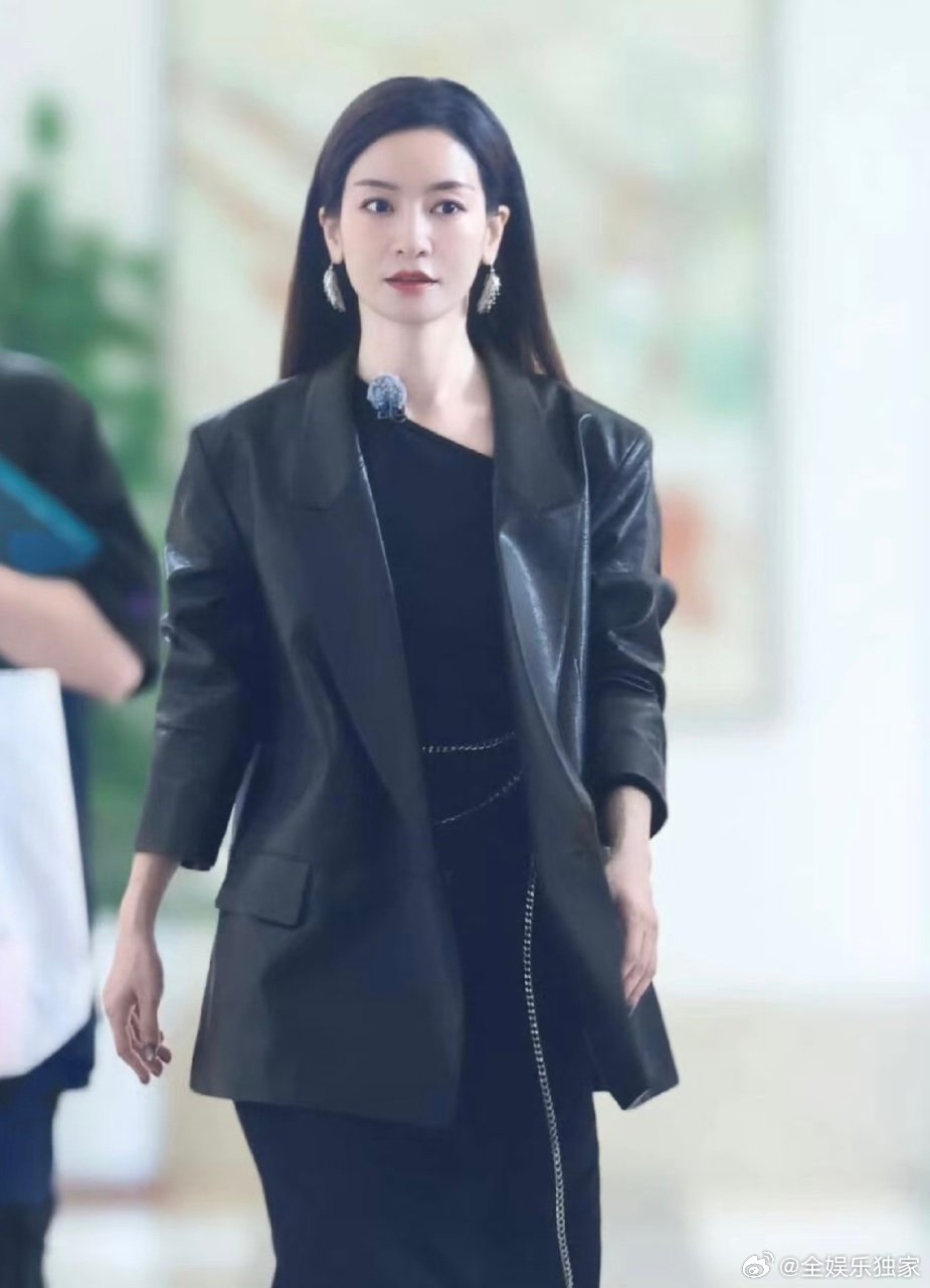 李晟 你现在好冷漠啊 李晟机场送机名场面超有爱！问粉丝休息室在哪，粉丝答 “你找