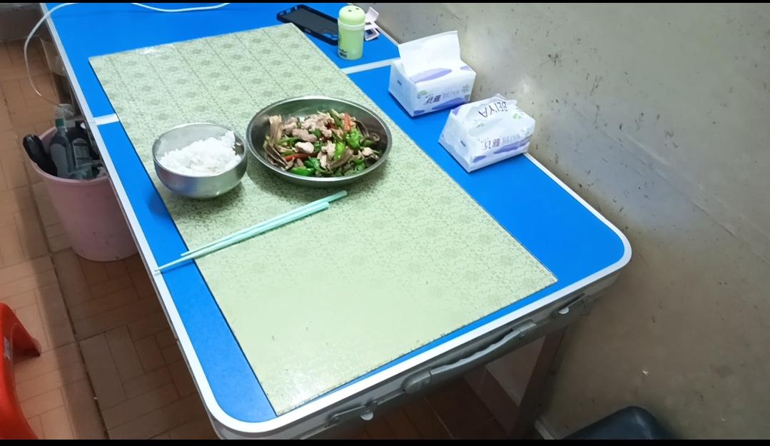 单身打工妹，一个人的生活。其实一个女人单身久了，一般的男人走进不了她的生活。单身
