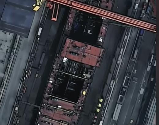 西方军事圈彻底炸锅，大连造船厂船坞里，004航母的分段已经成型，卫星图上两个巨大