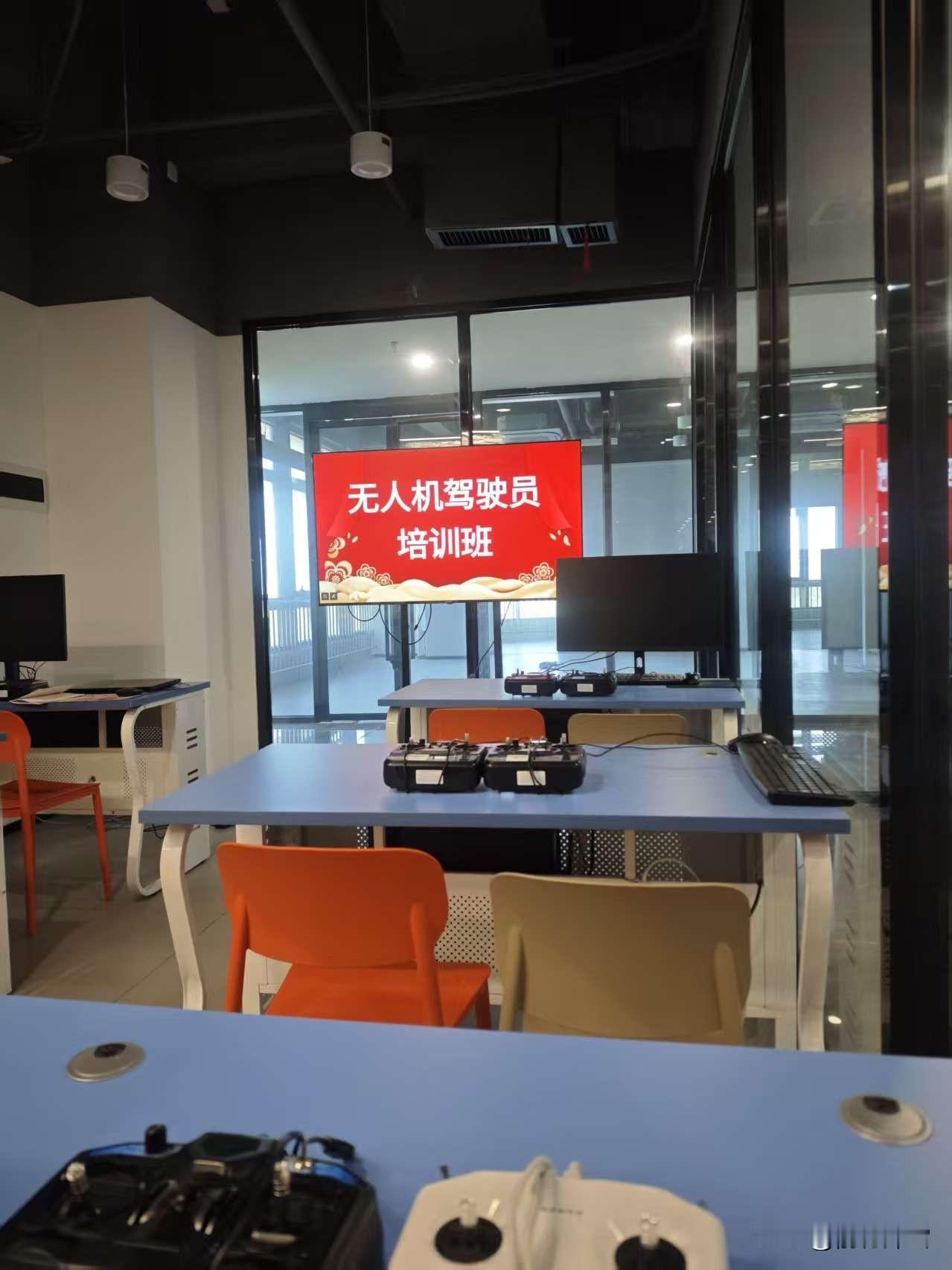 表侄女期末考试一结束，马不停蹄投入无人机驾驶员的训练，就是所谓的“飞手”。考核通