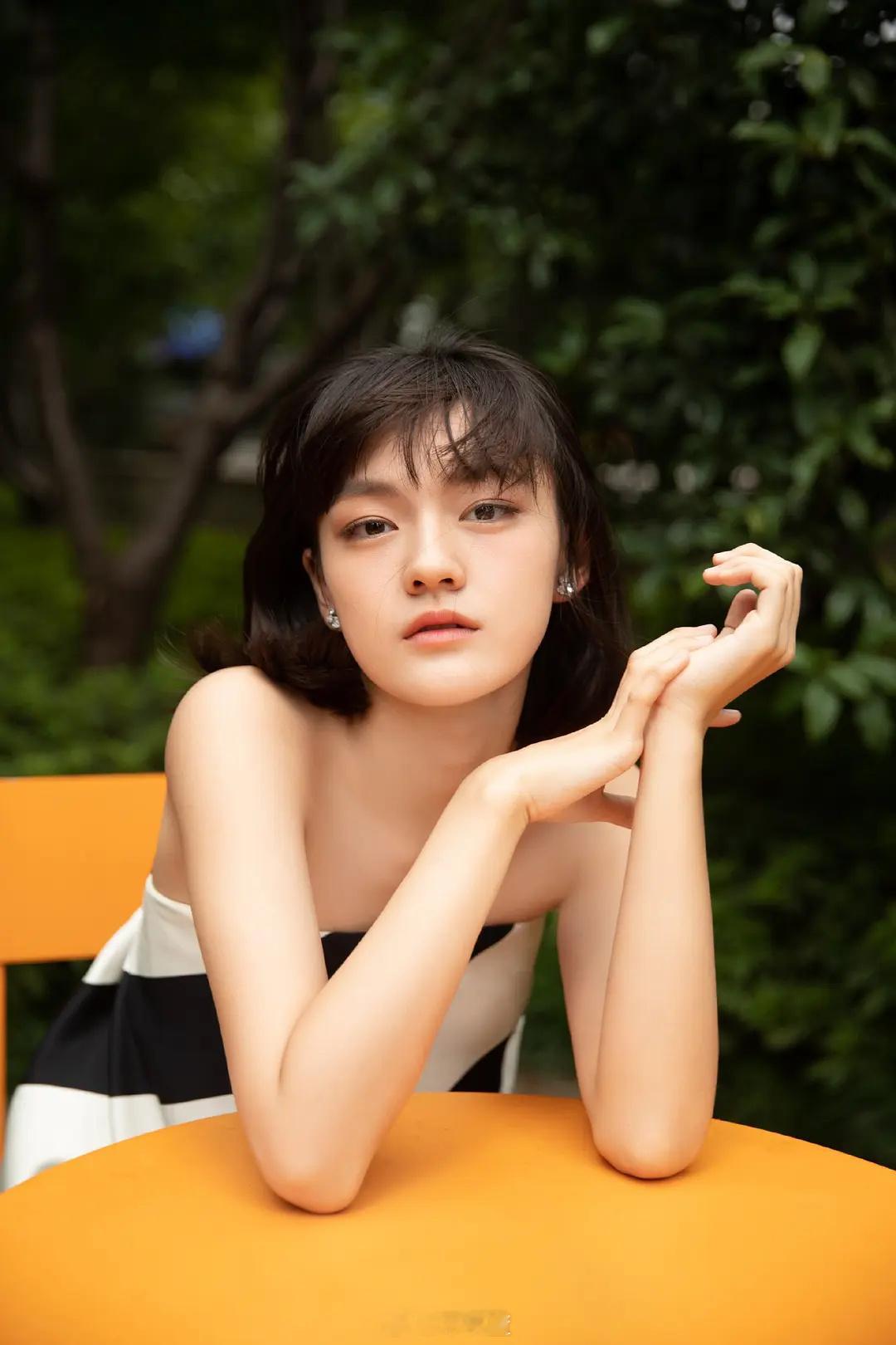 李庚希因参演「狂野时代」也有了自己的首个欧三履历，至此，00后四小花旦已全部拥有