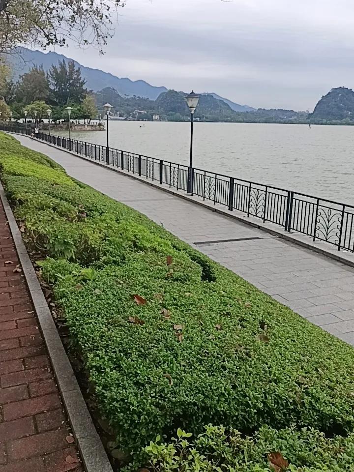 你敢相信吗？这里是七星岩风景区
这里环境优美，空气清新，游客稀少，值得游览。