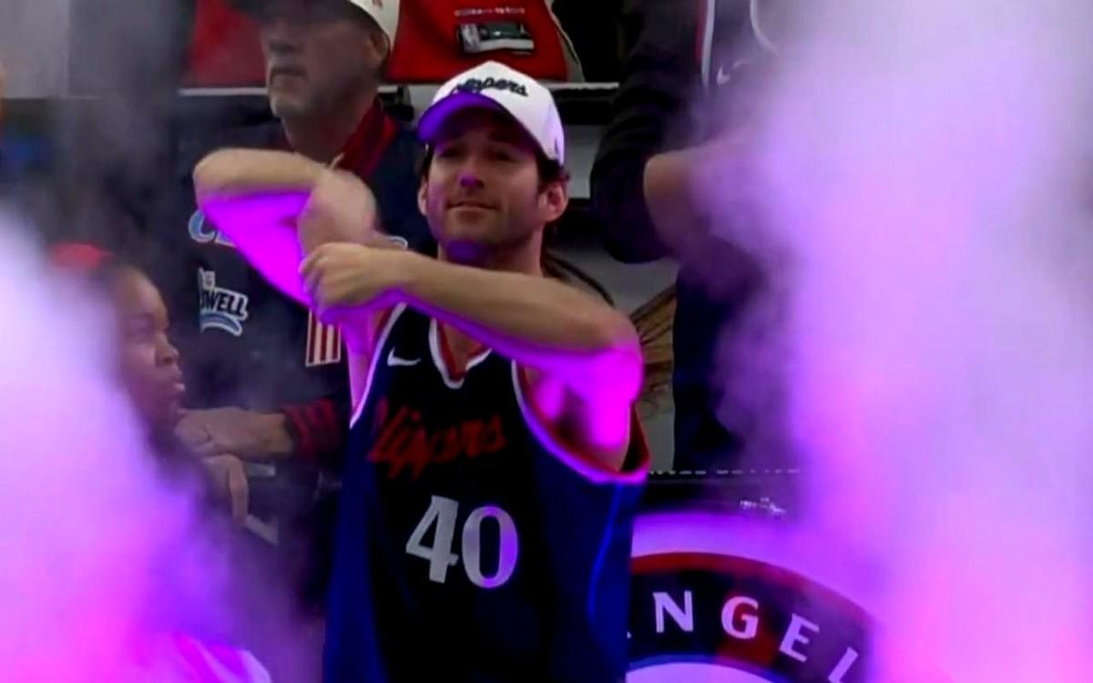 我跟你说，有那么一瞬间，我真想关电视睡觉了。
看了三节半，那叫一个憋屈。满脑子都