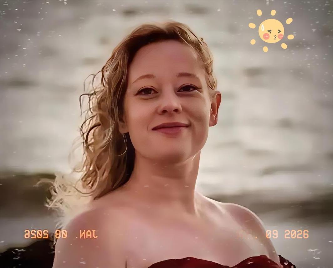 美国这起枪杀案真的炸锅了！
37岁的蕾妮简直是戳中美国主流价值观的完美受害者！