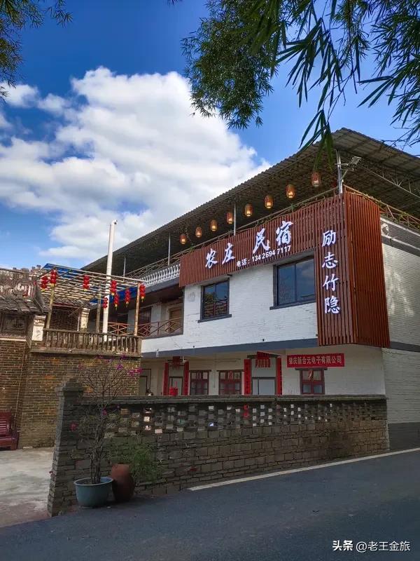 景区的农家乐曾经相当受欢迎。前些年，一到周末或小长假，城郊、山水景区周边的农家乐