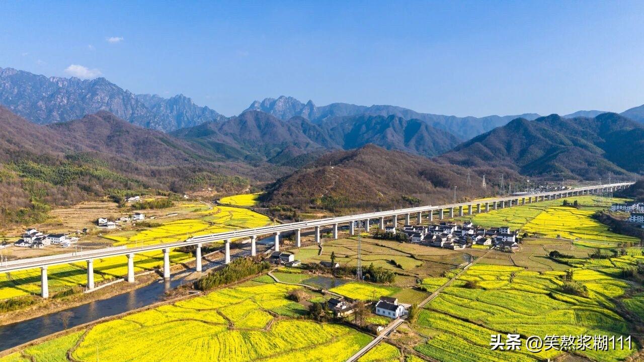 黄山脚下，时速350公里复兴号驶过绝美春光！

春风和煦，草木向荣，一派生机盎然