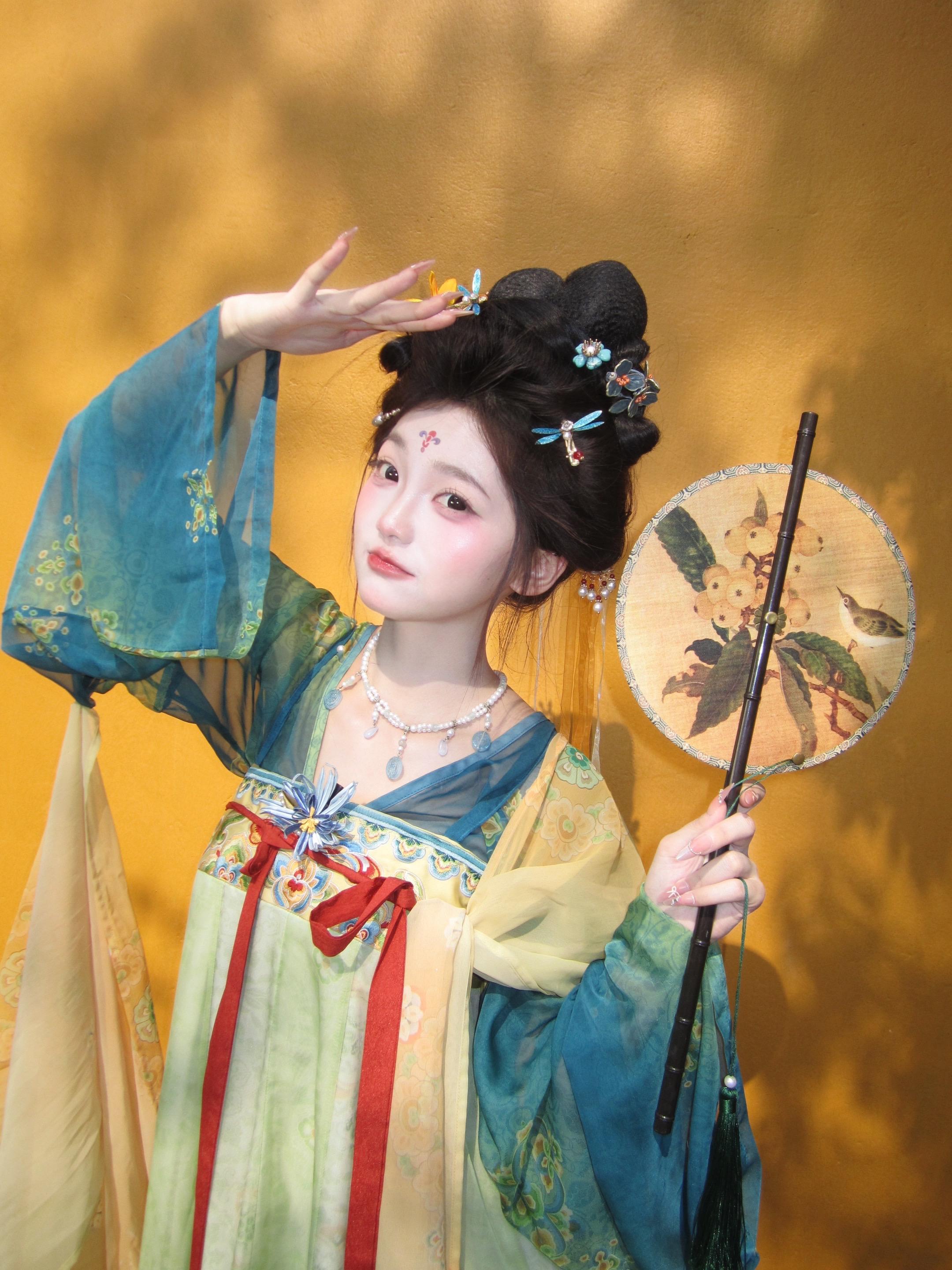 春去秋来只盼闯入你的眼眸。