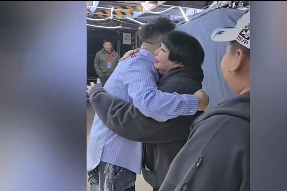 有网友说岳云鹏更像是德云社的摇钱树，因为他们赚的钱两成是要上交到德云社的。

近