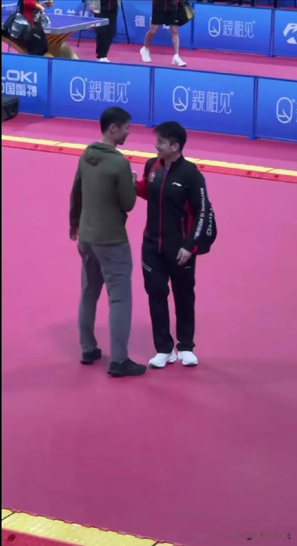 王励勤也来鄂尔多斯了，看看赛后的樊振东直奔大哥亲切握手打招呼啊！两个人交谈甚欢，