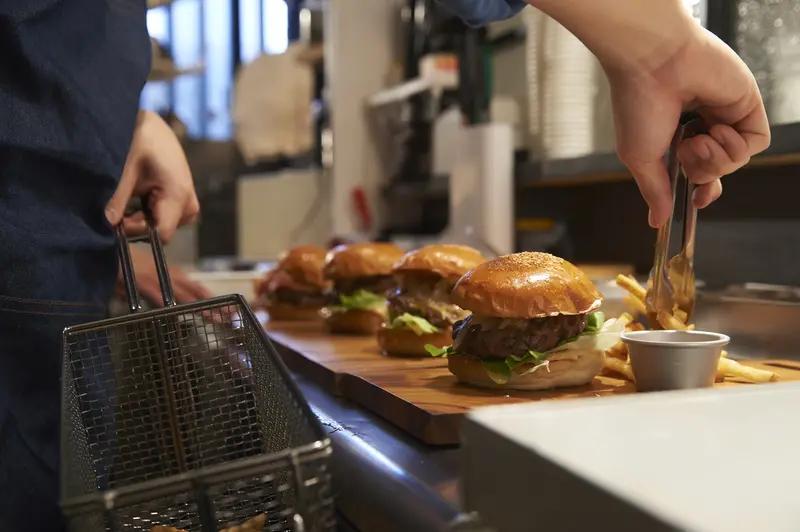 11月10日河南郑州 ，20岁女子毕业后投资近20万，加盟汉堡店。“公司说帮我运