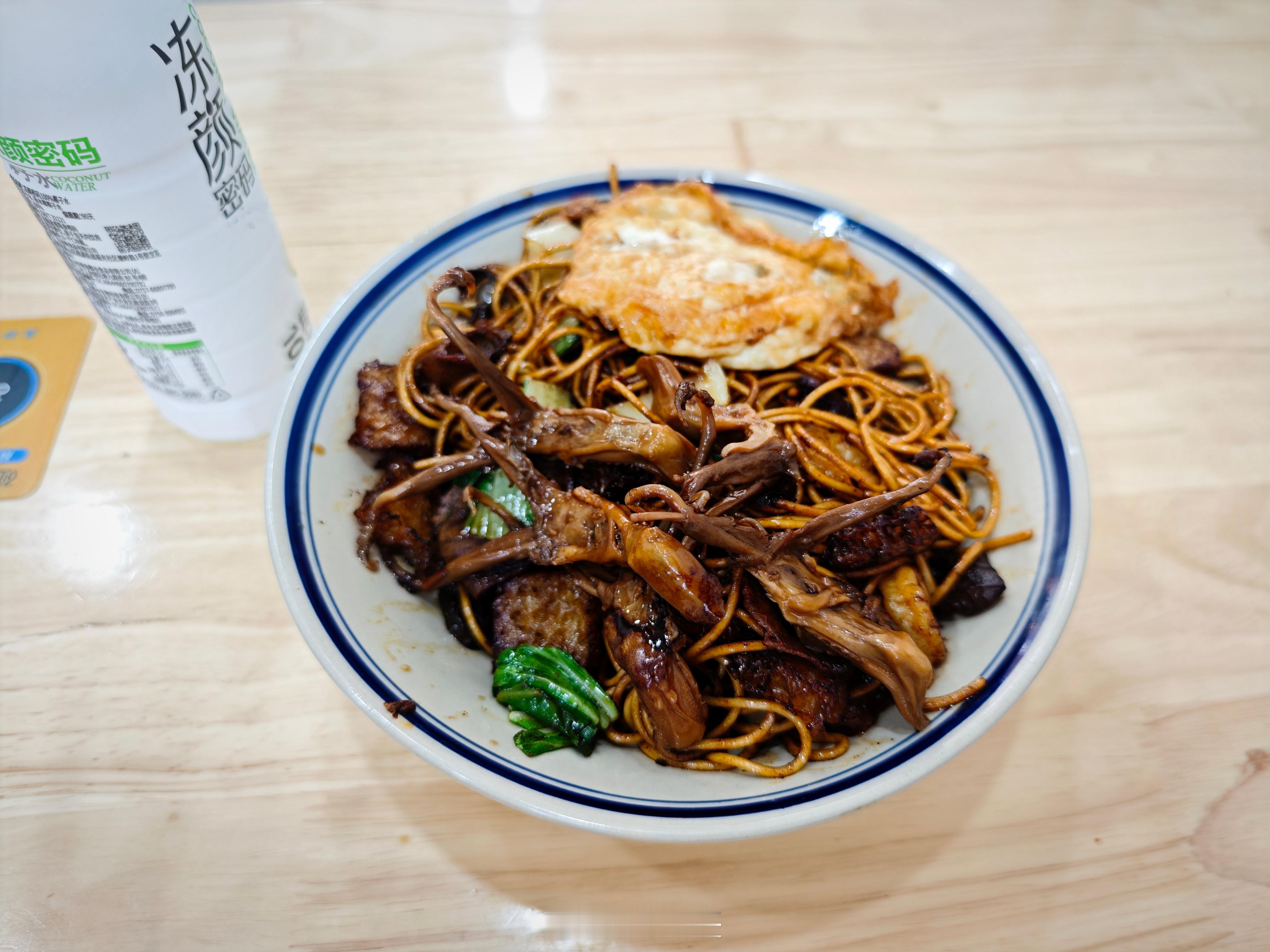 三鲜炒面里居然还有鸭舌，这你受得了吗？[666]我的美食日记不可辜负的美食  ​