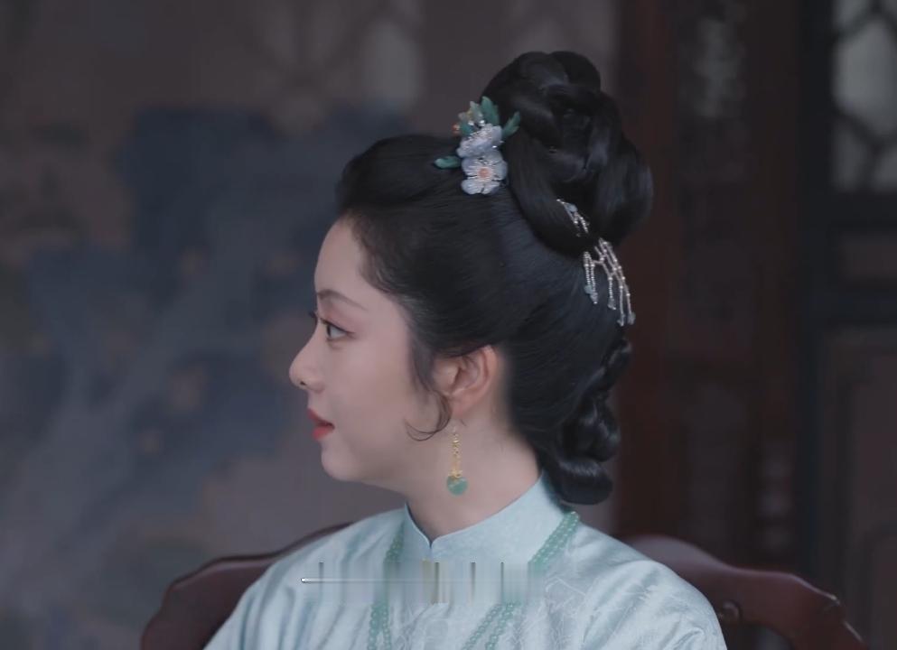 兰香如故里
谭松韵这么不优越的侧脸
要是换个演员
可能会更好看吧!

据说原著作