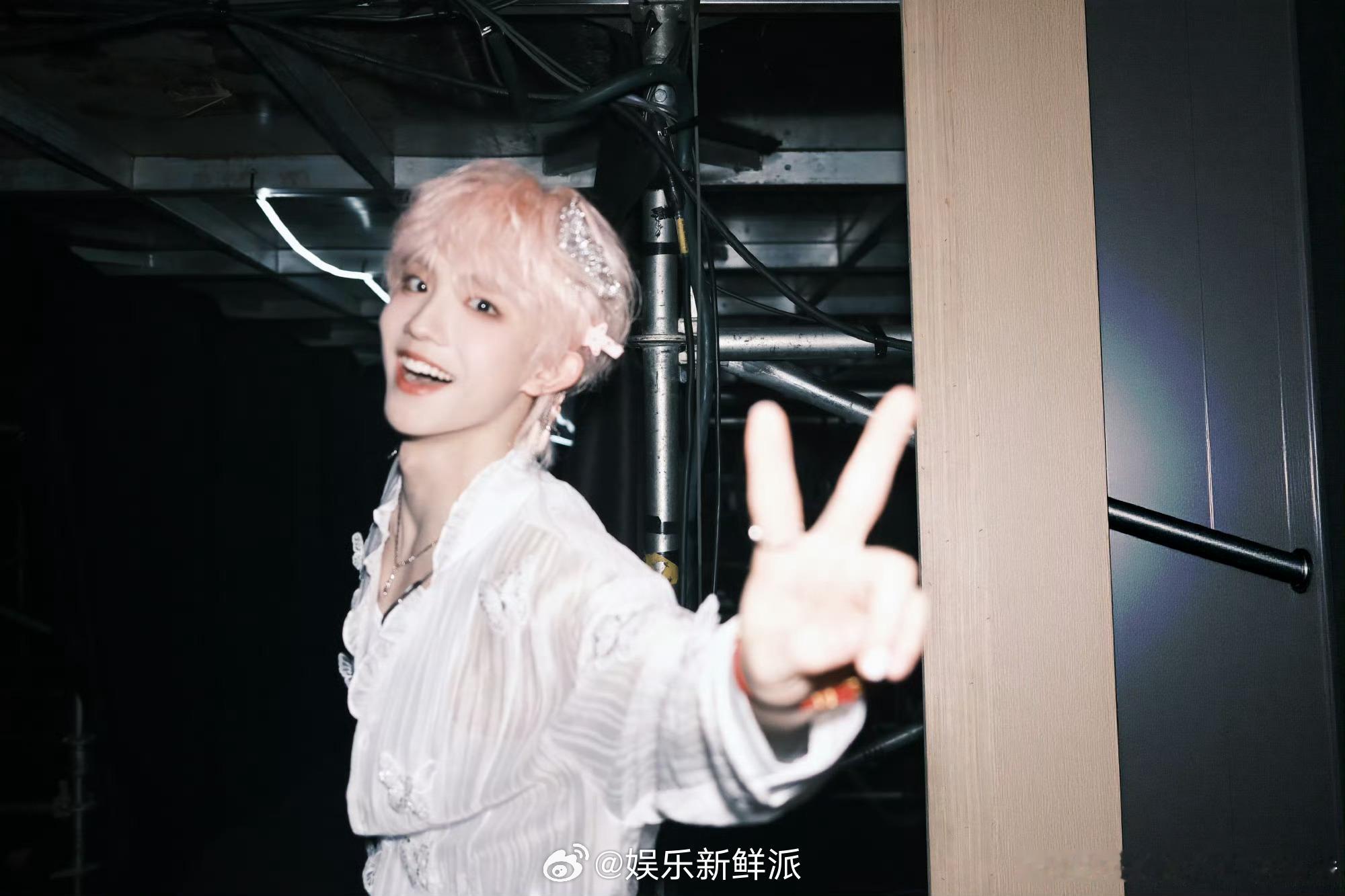 派酱安利 苏新皓巨星幼年体从练习室到万人演唱会，每一步都走得踏实又耀眼。看着他带