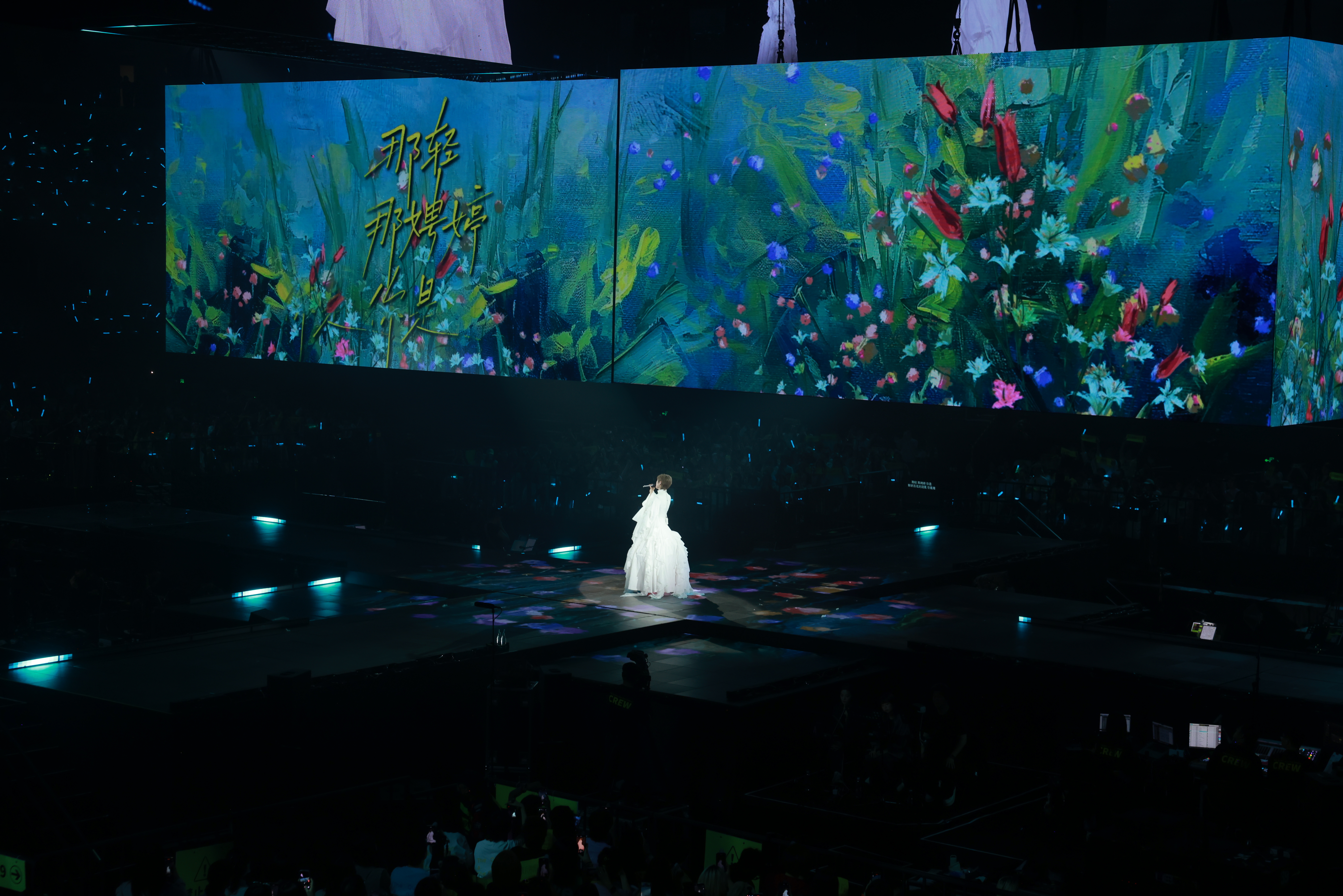 李宇春中古女爵李宇春一条裙子用了两千块布李宇春完美驾驭中古女爵风，两千块布成就重