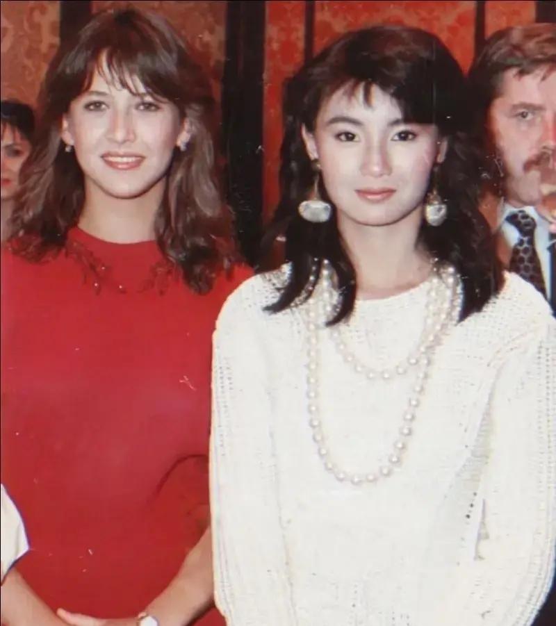 张曼玉和苏菲玛索谁更美，在香港娱乐圈张曼玉的美也许排不进前十，但是你看她和法国第