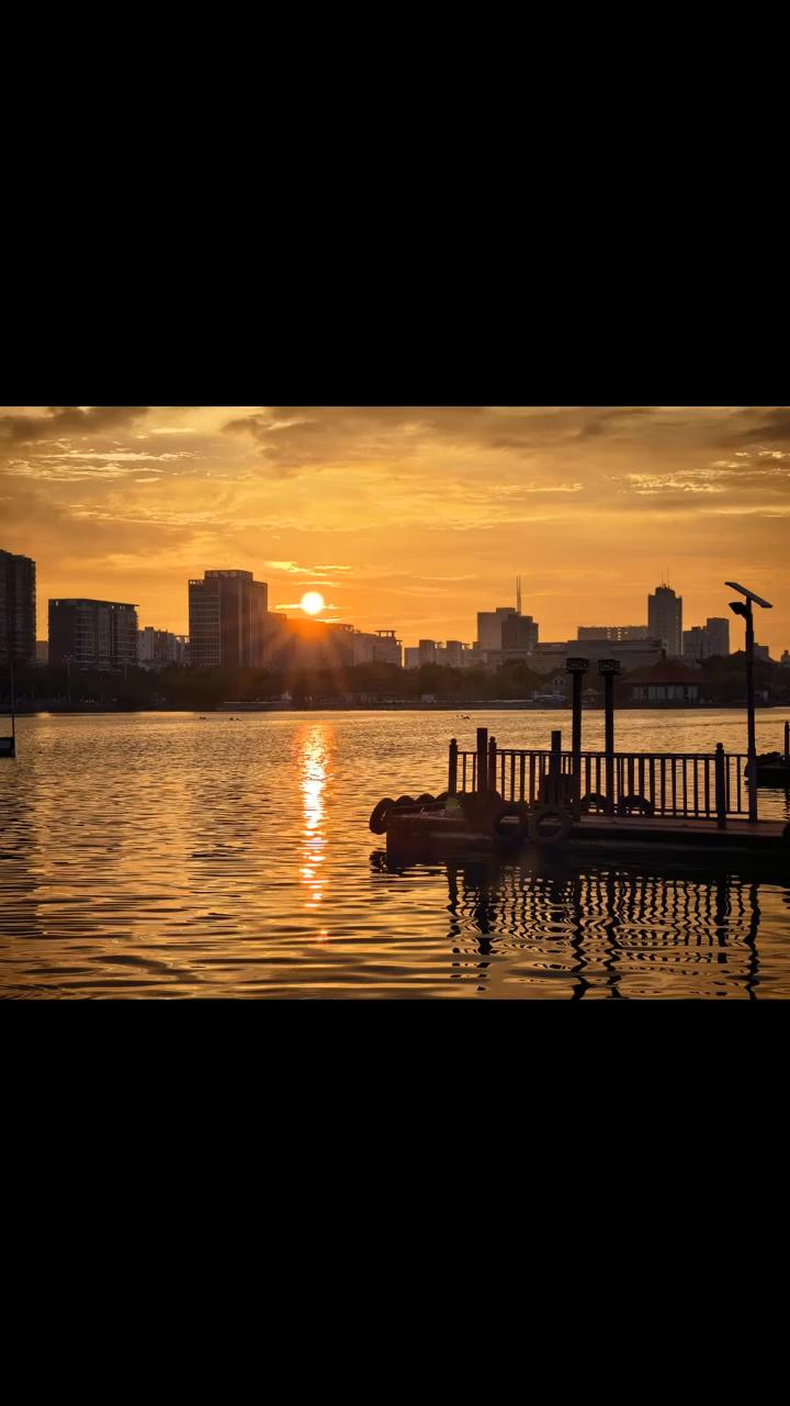 我的宿命MY DESTINY。
Morning light falls on t