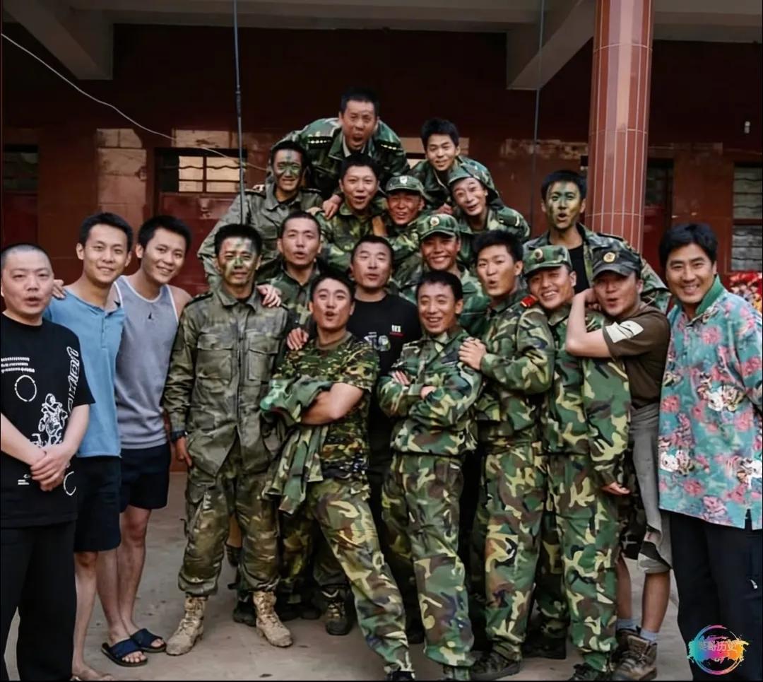 2006年《士兵突击》幕后剧照，瞬间拉满回忆。转眼开播二十载，它早已是一代人的精