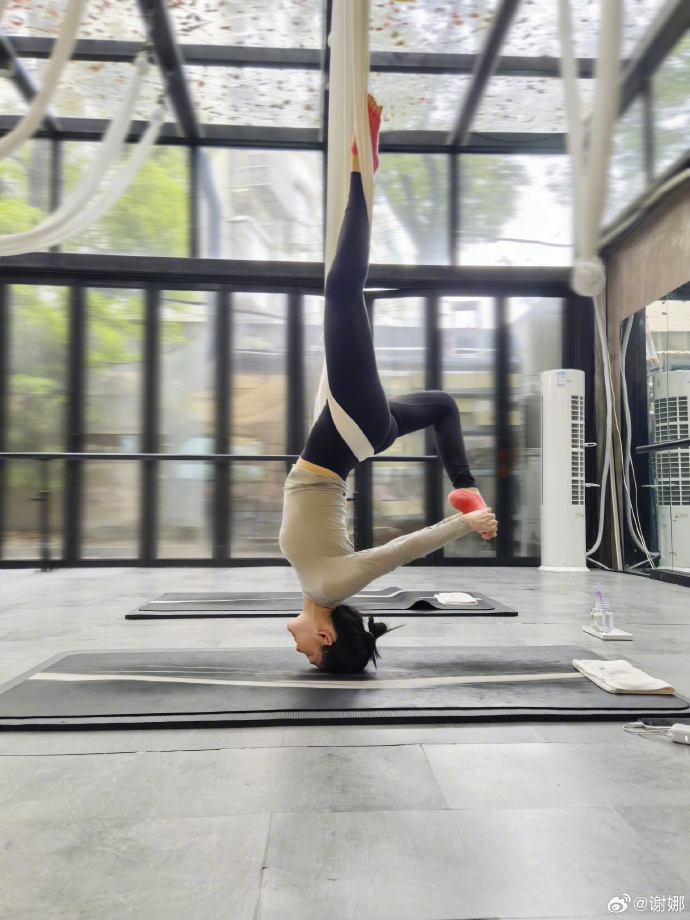 【谢娜晒健身照】 3月19日，发文：倒立，换个角度看世界～保持柔软又有力量，才能