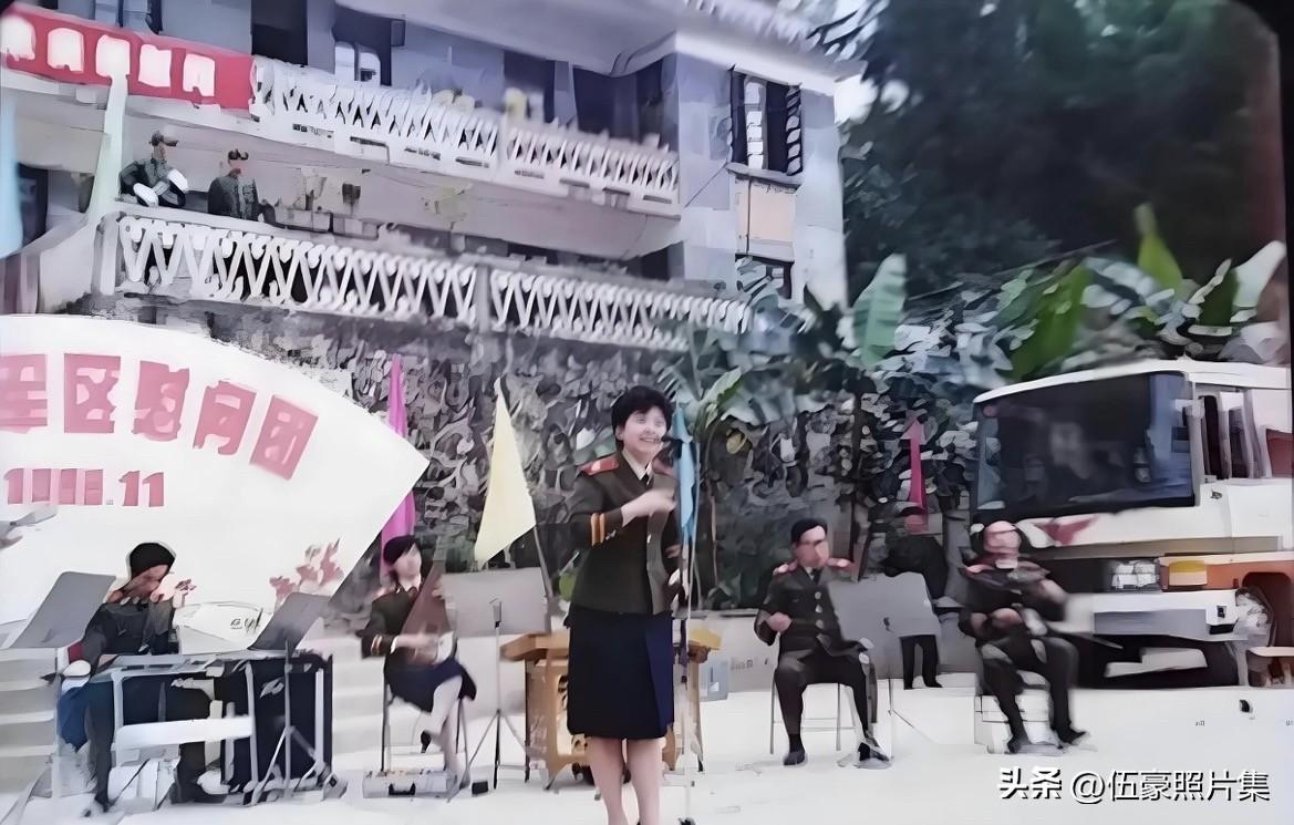 1986年，云南老山前线，炮火连天。年仅23岁的军旅歌手董文华，随总政歌舞团慰问