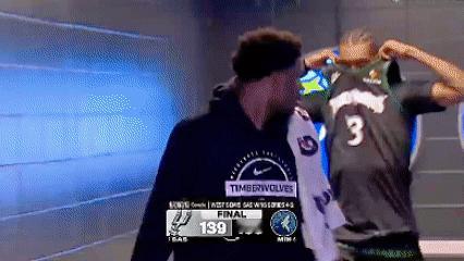 今年又白干了！
爱德华兹真着急，
什么时候才能称王？

终场哨响，爱德华兹径直走