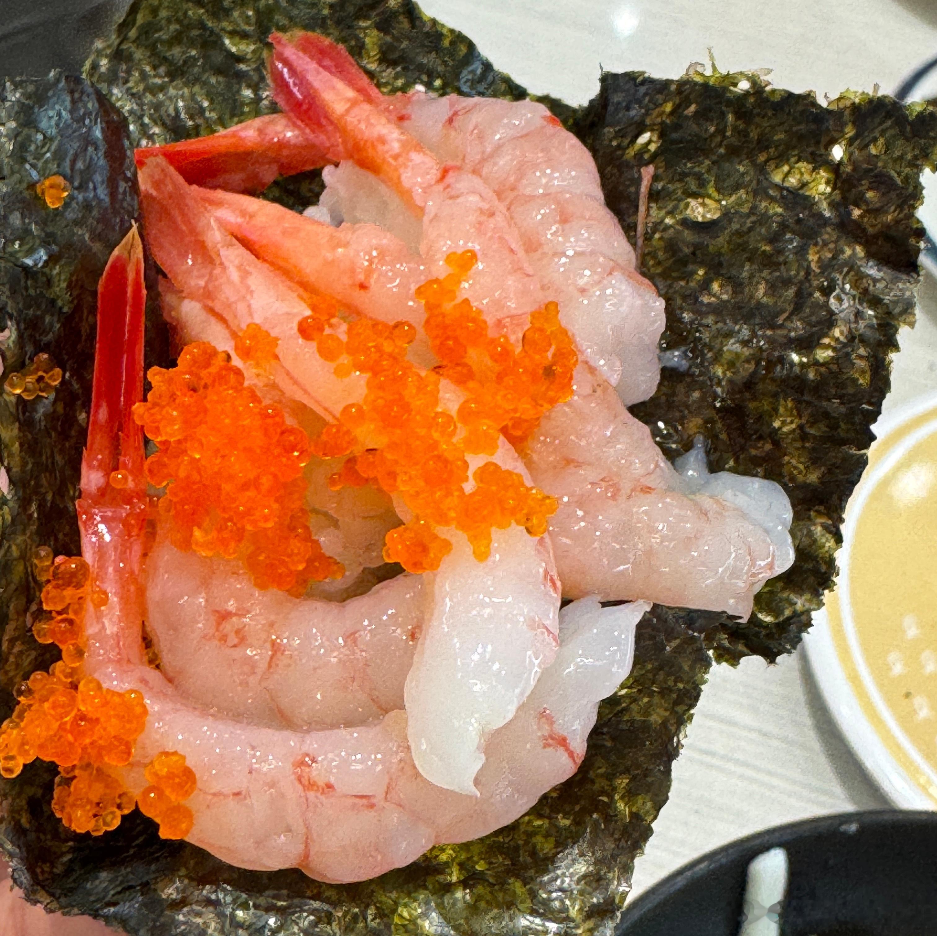 跟朋友去吃滨寿司，我从包里掏出两个肥美小泡摆拍朋友：这个白水鸡蛋长得好笨我：这是
