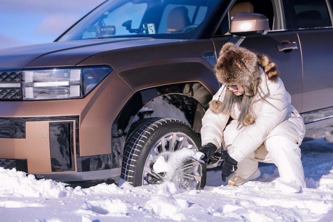 冬季用车，冰雪场景是块试金石。不少电车在低温下续航打折、动力疲软，反观第五代胜达