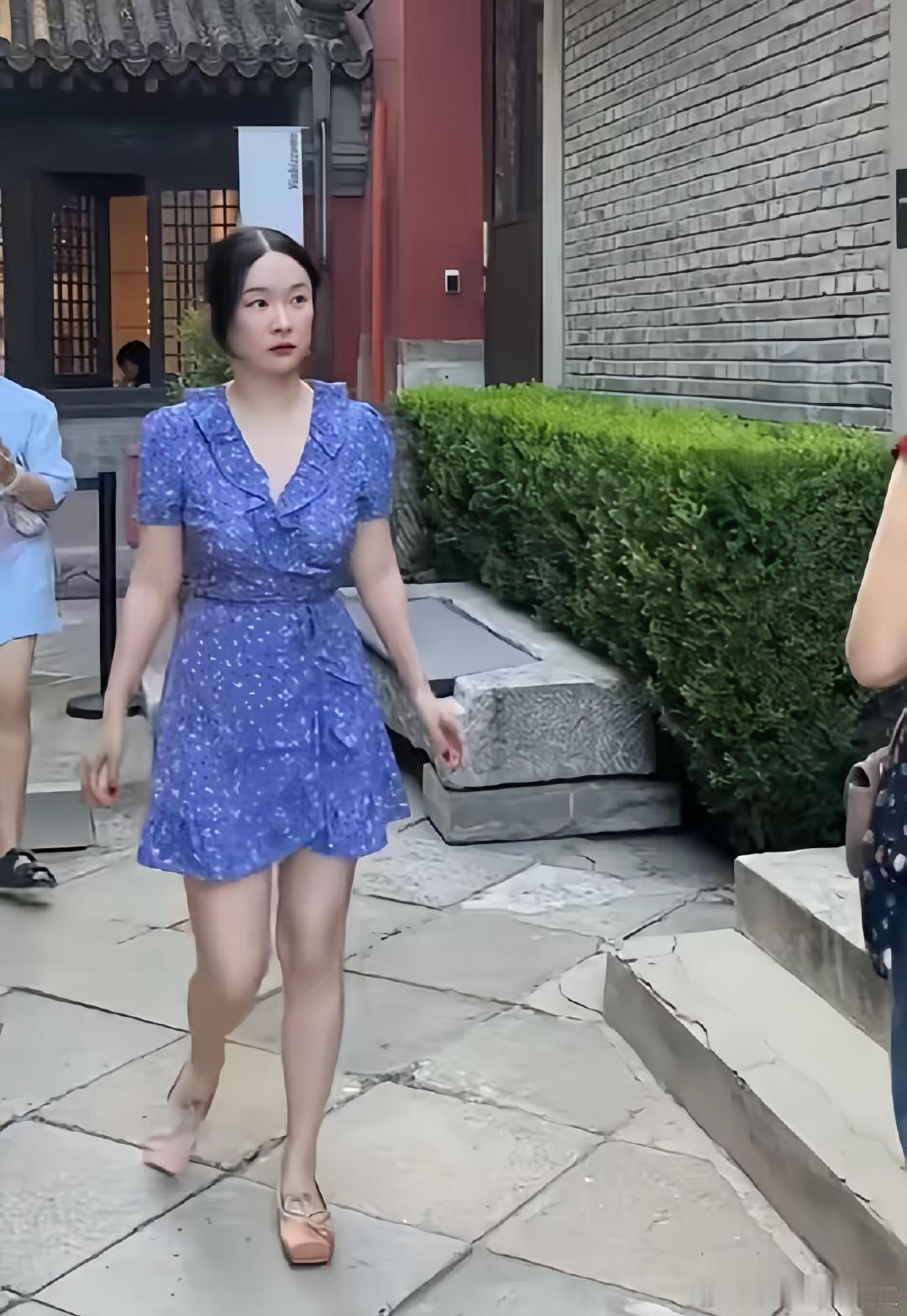 霍思燕瘦了霍思燕在智珠寺也太美了吧！碎花裙 + 瘦十斤的身材，44 岁状态回春，
