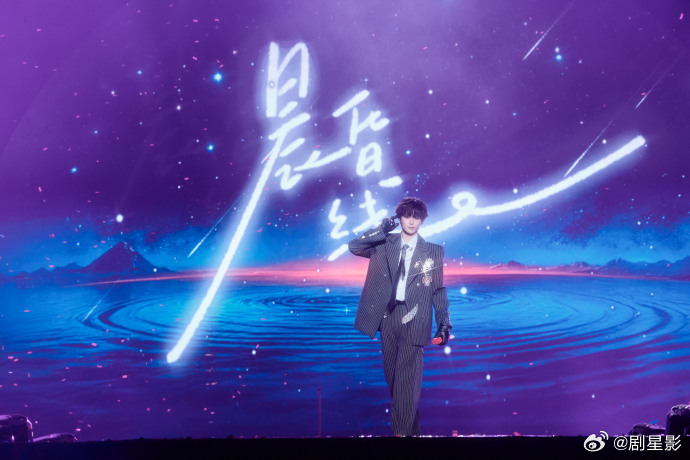 梓渝站在蓝光里  梓渝站在蓝光里真的是帅的太有氛围感了呀，他的舞台照依旧是那么的