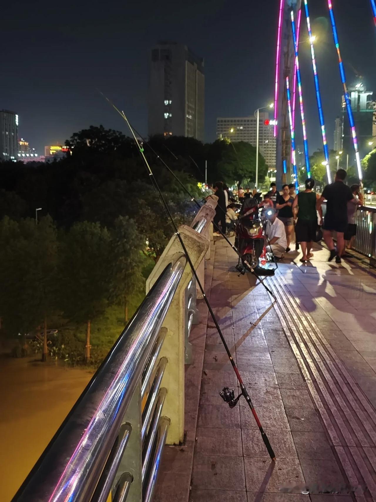 钓鱼是不是真的会上瘾? 钓鱼可太容易让人上瘾啦！我周围那帮钓鱼佬啊，只要一得闲，