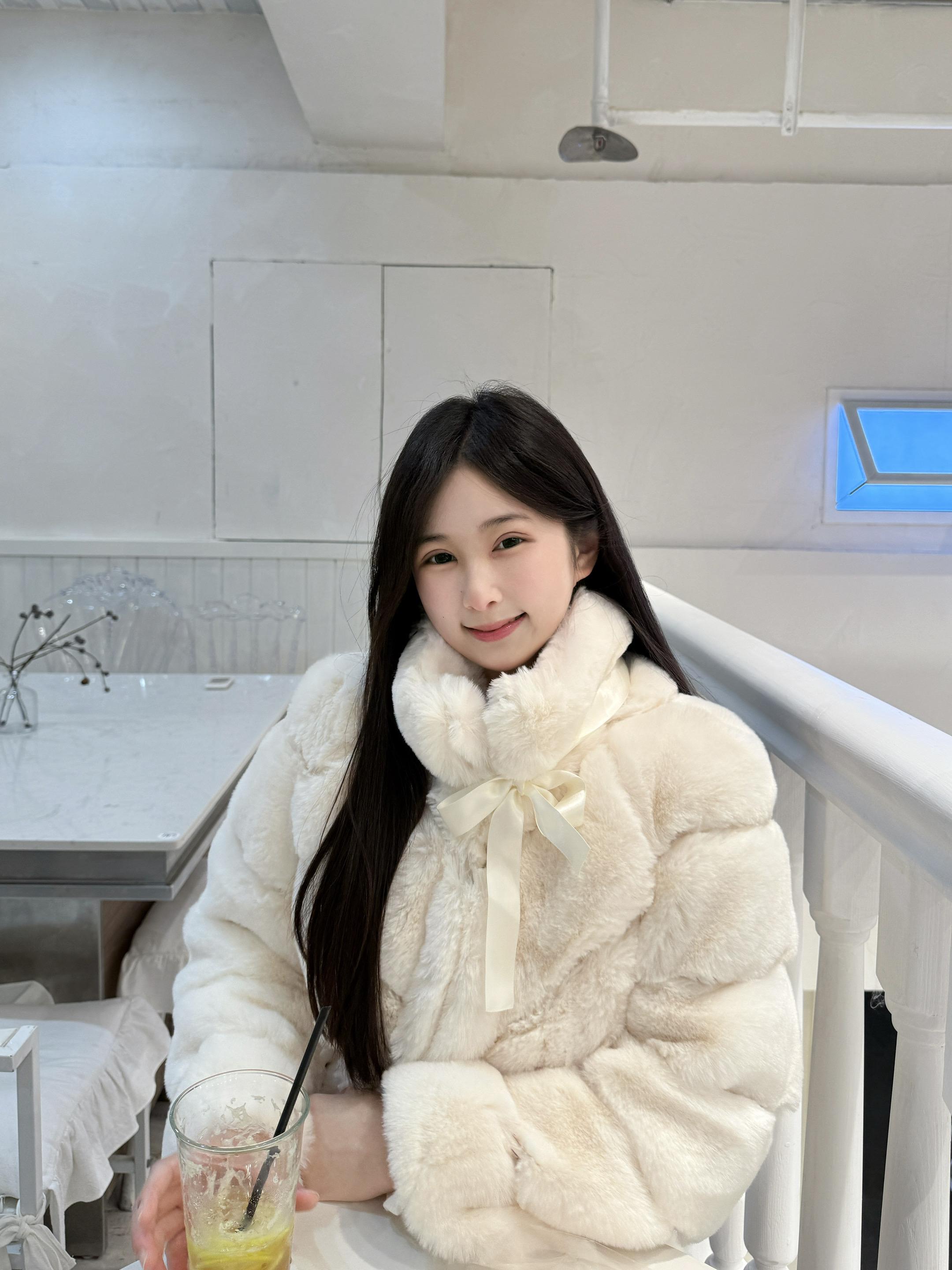 幸福从来都不需要大肆宣扬，当某一天看见那双眼睛变得像小时候一样爱笑更明...