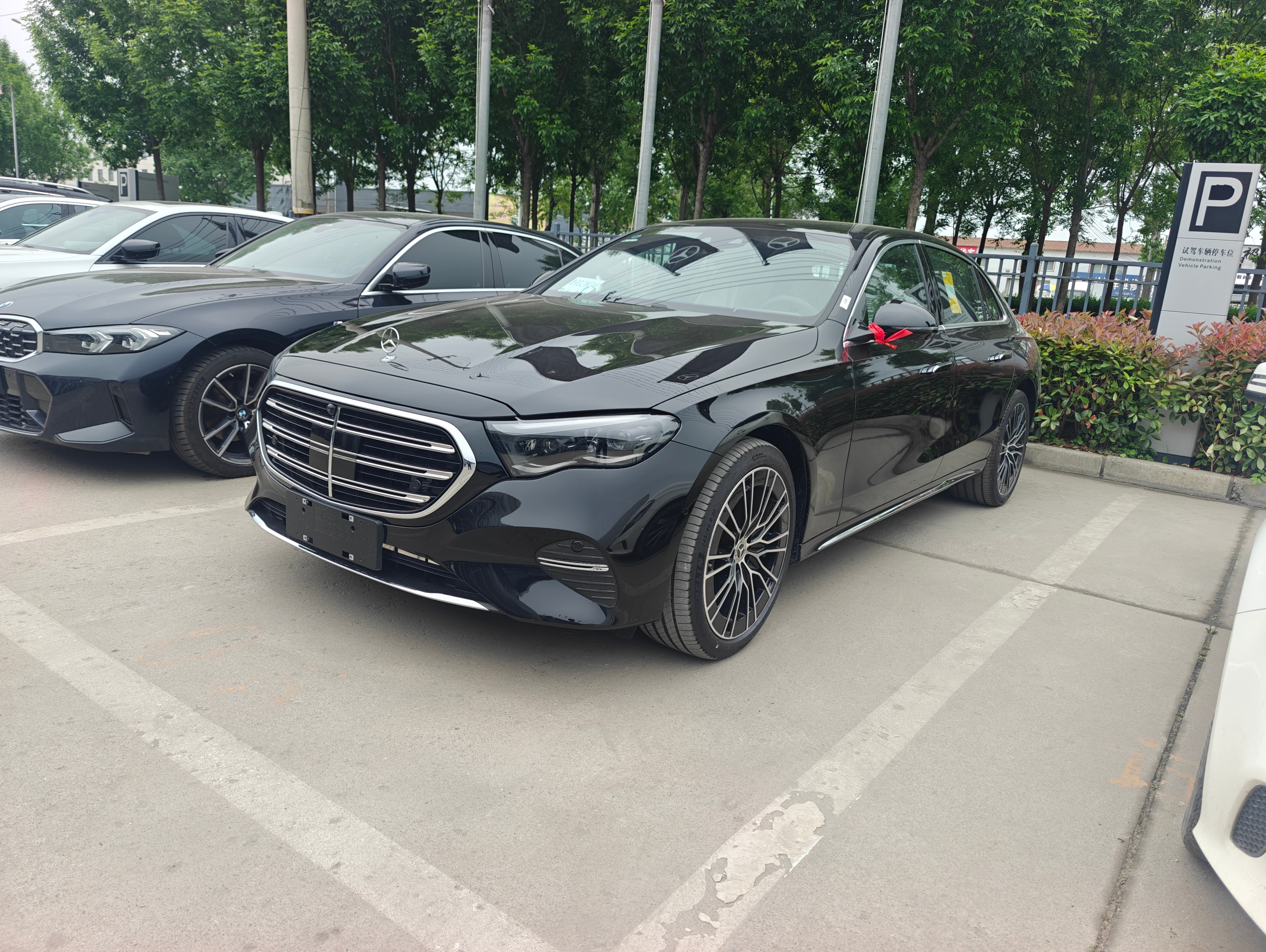 01年的湖北小兄弟喜提E300L尊贵，昨天提车，由于搞得太晚，车管所下班了，今天