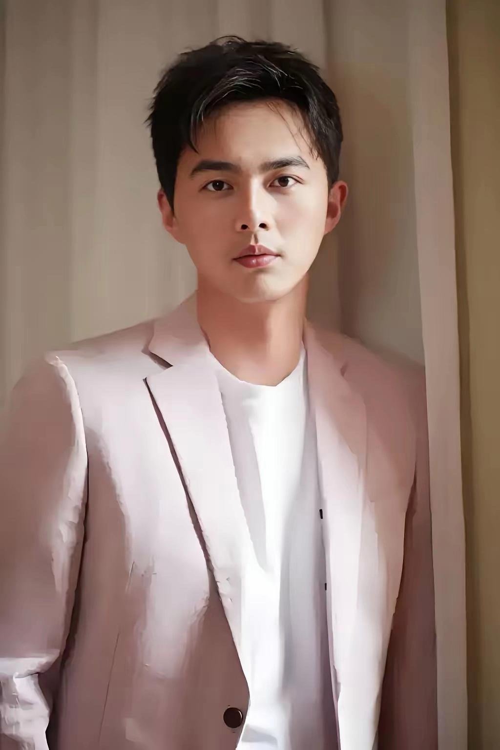 叶祖新在线求职，这3个细节很有意思。在视频中，叶祖新说了两次“本人叶祖新，40岁