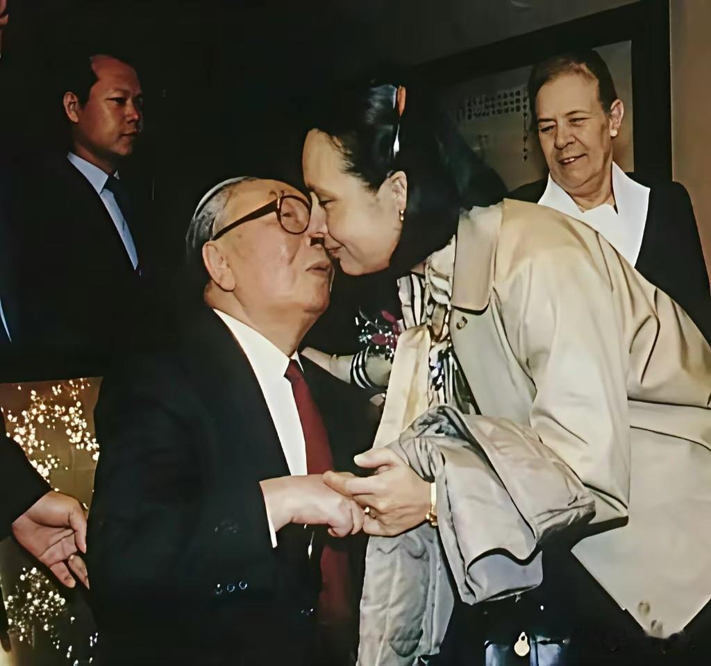 80年代，蒋经国身体每况愈下，远在美国的蒋孝章听闻消息，立刻赶回探望父亲，她和父