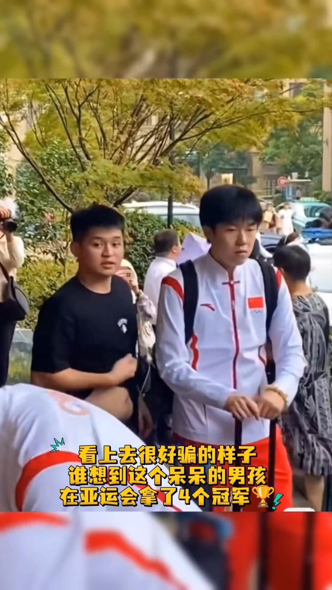 考古林诗栋会发现不一样的自己，杭亚原来这个呆萌的小孩拿了四个冠军！
太乖巧了，拿