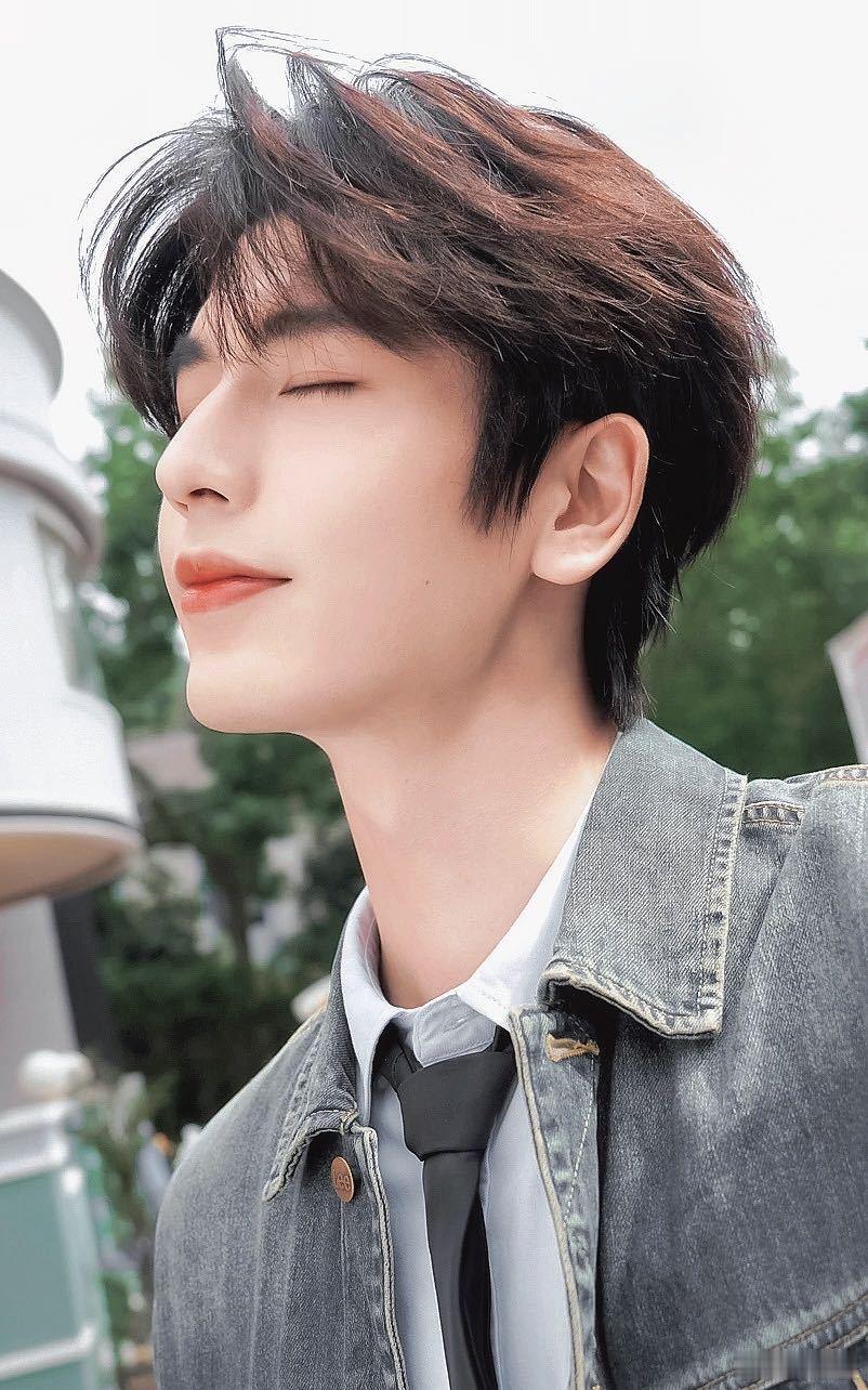 张凌赫尖叫之夜采访谁懂这份心动！张凌赫尖叫之夜红毯害羞喊宝贝，领奖比心超甜，后台