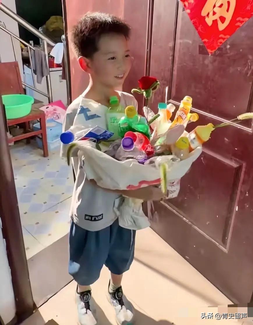 破防了！河南郑州，这个8岁男孩火了！他面对众多围观的大学生，勇敢的说出:“我妈妈