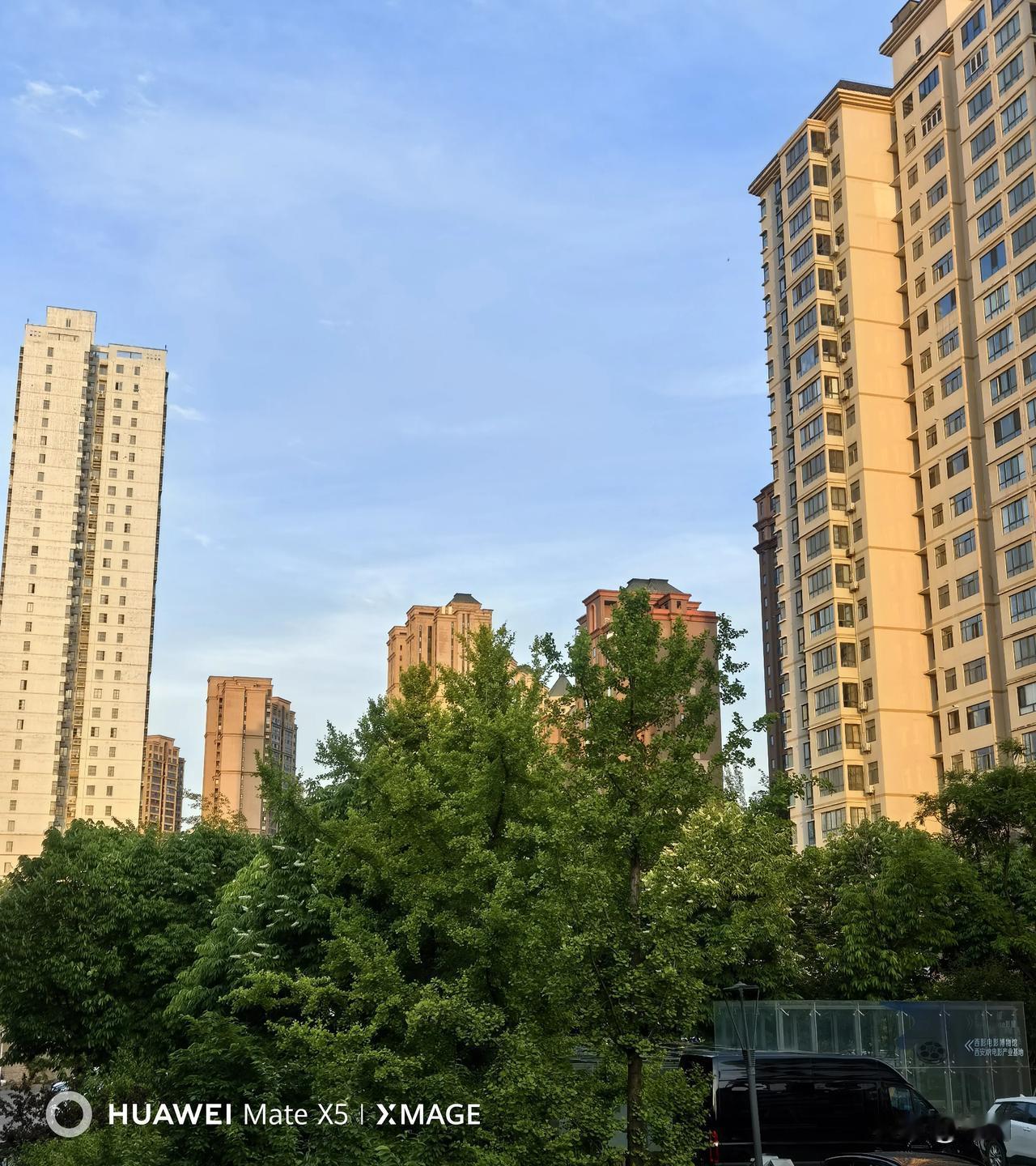 光线存在差异，早晨、下午拍照，或是日出日落之时，光线洒落在地面的构筑物上，建筑物