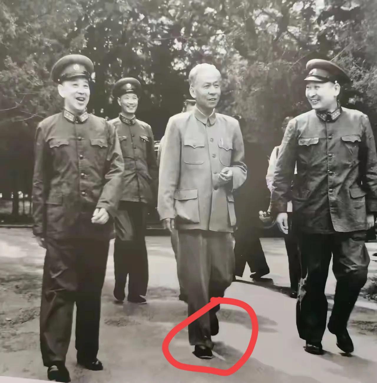 大家仔细看，那个时期的国家领导人真是太简朴了。
照片中，刘少奇主席视察军队时，脚
