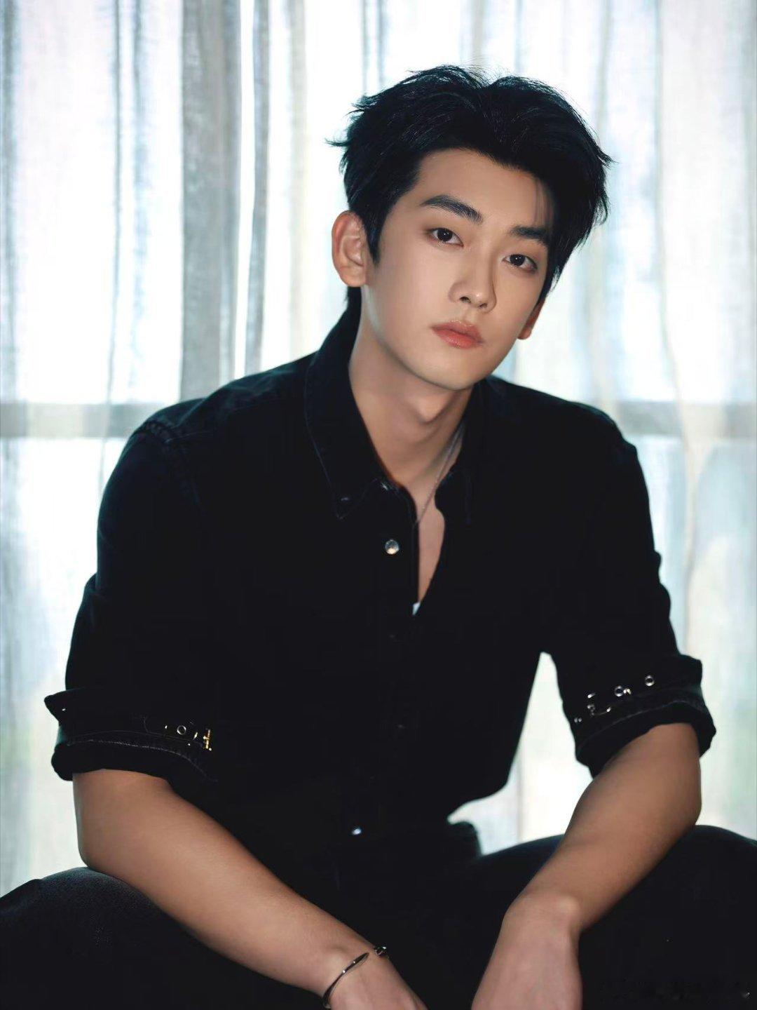 李孝谦冰湖重生纯正姐狗味 谁还没被李策可爱到！自带小太阳气场，在楚乔身边存在感超